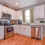 Beautiful Home W/ Rooftop Deck Within A 5 Mintue Walk To Johns Hopkins Hospital