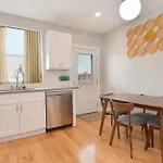 Beautiful Home W/ Rooftop Deck Within A 5 Mintue Walk To Johns Hopkins Hospital