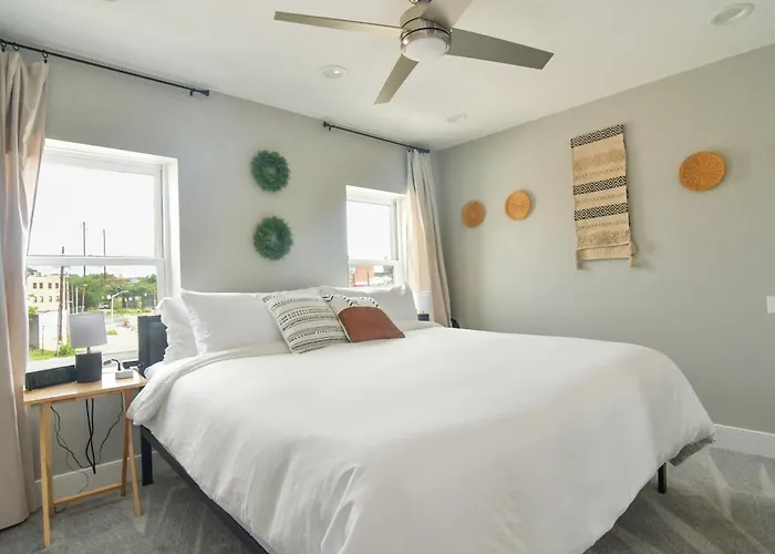 Beautiful Home W/ Rooftop Deck Within A 5 Mintue Walk To Johns Hopkins Hospital