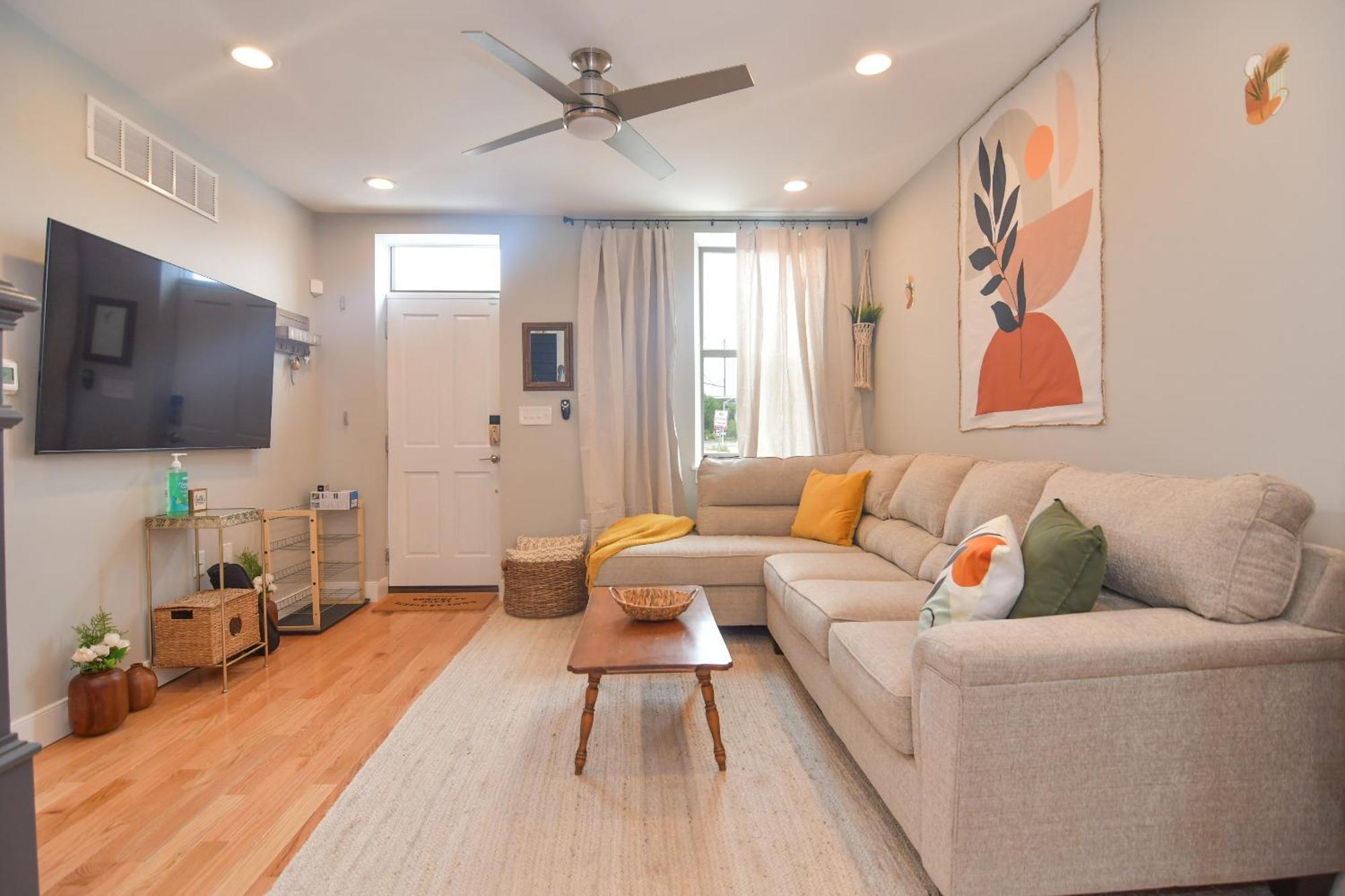 Beautiful W/ Rooftop Deck Within A 5 Mintue Walk To Johns Hopkins Hospital Holiday home Baltimore